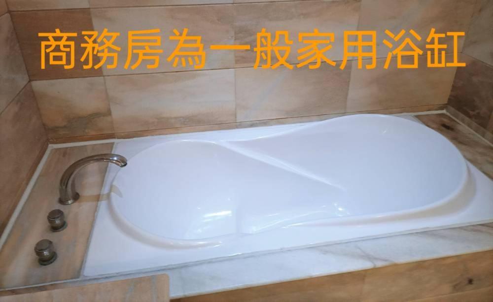 Мотель 御花園商務旅舘虎尾舘-金花園汽車旅舘066 Huwei Екстер'єр фото